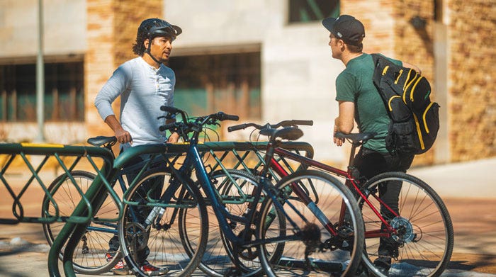Deux personnes à vélo en ville